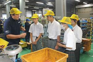 金属パイプの工場を見学する小出高の生徒=魚沼市中家新田