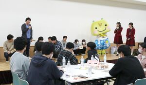 市のPRキャラクター「えちゴン」やNGT48のメンバーが登場した新入生歓迎会=柏崎市駅前2