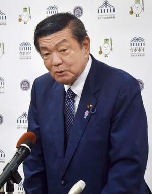 記者会見する伊東良孝アイヌ施策担当相=2日、北海道白老町