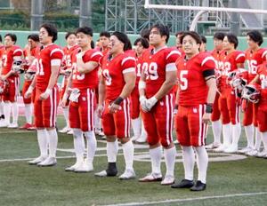 　試合後、観客にあいさつする三ケ尻主将（前列右端）ら日大の選手＝日大グラウンド
