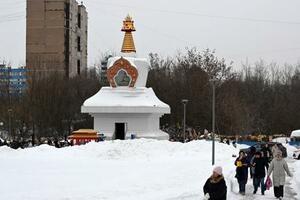 　太陰太陽暦の正月に合わせてモスクワのチベット仏教寺院を訪れる人々＝２月（共同）