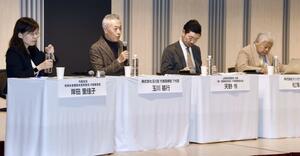 「地域創生対話フォーラム」で発言する銅器製造販売「玉川堂」の玉川基行代表取締役（左から２人目）＝１３日午後、群馬県高崎市