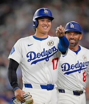 フィリーズ戦の3回、四球で出塁したドジャース・大谷=ロサンゼルス(共同)
