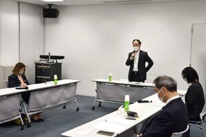長岡市が設置した入札監視委員会の初会合=長岡市大手通2