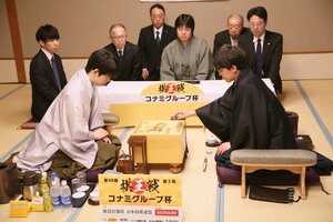 2024年に行われた第49期棋王戦コナミグループ杯5番勝負第3局の様子。藤井聡太棋王(左)が伊藤匠七段を下してタイトル防衛に王手をかけた=24年3月