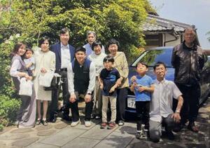 2024年4月、家族と写真に納まる坂口志文大阪大特任教授(左から4人目)=滋賀県長浜市(兄の偉作さん提供)