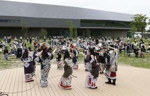 2020年7月、アイヌ文化施設「民族共生象徴空間(ウポポイ)」が開業し、披露された踊り=北海道白老町