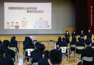 探究してきたテーマについて、調査結果や分析などを発表する三条東高校の生徒=三条市北入蔵2