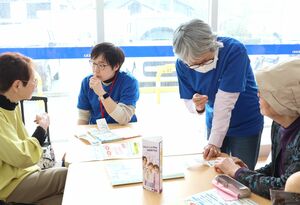 住民の健康相談に応じる「ナースまごのて佐渡」の大久保友美さん（左から２人目）と坂野かつえさん（同３人目）＝佐渡市相川羽田町