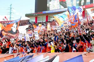 アップ中の選手に声援を送る新潟サポーター=埼玉スタジアム