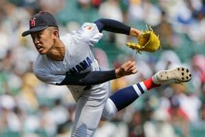 綾羽戦の4回から2番手で登板した横浜・織田=甲子園
