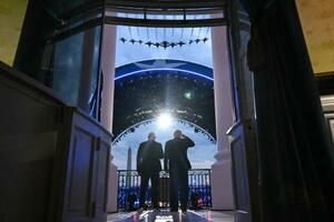 14日、米ホワイトハウスのバルコニーに立つトランプ大統領(右)と総合格闘技団体UFCのダナ・ホワイト最高経営責任者(AP=共同)