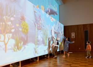 お絵かき水族館を楽しむ子どもたち=上越市西本町4の直江津屋台会館