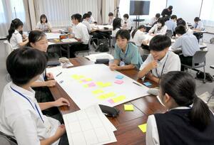 理想の教師像を付せんに書き、意見交換するプログラムの受講生=9月14日、上越市山屋敷町の上越教育大