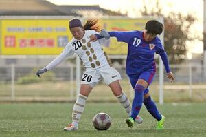 FC越後妻有-開志学園JSC 前半、ボールをキープするFC越後妻有の副主将、MF山下由衣=グランセナ新潟サッカースタジアム