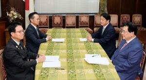　協議に臨む自民党の小野寺税調会長（奥右）と国民民主党の古川税調会長（同左）ら＝２１日午前、国会