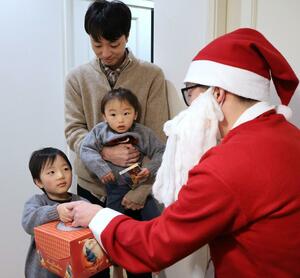 サンタからクリスマスケーキを受け取る子どもたち=12月24日、柏崎市