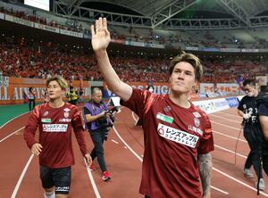 試合終了後、新潟サポーターに手を振る神戸のDF酒井高徳(右)とMF飯野七聖=ビッグスワン