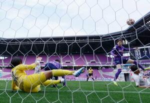 広島―C大阪ヤンマー 前半、チーム2点目のゴールを決める広島・中嶋(右上)。GK名和=サンガS