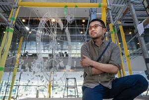 蛍光管を使ったアート展の設営に当たる有元利彦。複数の現場を掛け持ちすることが多い=2026年3月、東京都港区の草月会館