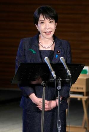 　記者団の取材に応じる高市首相＝２１日午後、首相官邸