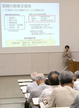 災害時の高齢者らの避難支援について考えたセミナー＝２７日、妙高市上町