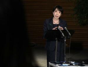 記者団の取材に応じる高市首相＝４月２１日午後、首相官邸
