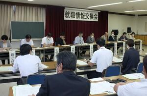 妙高市内の事業所と上越地域の高校・専門学校の担当者との情報交換会=新井商工会議所