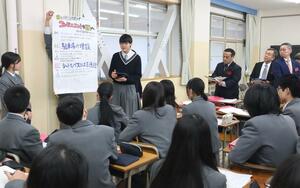 市議らにそれぞれが考えた村上の活性化策を披露する村上中等教育学校4年生=村上市学校町