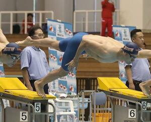 男子100メートル自由形を制した水沼尚輝=長岡市のダイエープロビスフェニックスプール