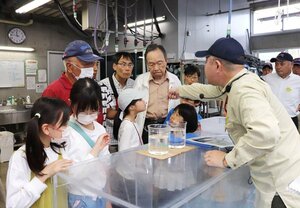 養殖プールや実験室を見学した参加者ら=柏崎市荒浜4