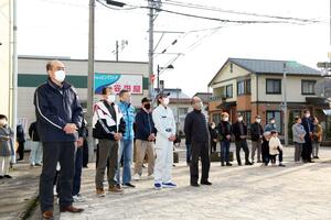 長岡市議選で候補者の演説に耳を傾ける有権者＝４月１６日、長岡市