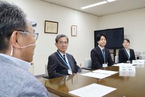 就任した新隊員。右から牧田琴微さん、牧田爽椰さん、藤江理生さん=十日町市役所
