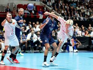 日本―パリ・サンジェルマン 前半、シュートを放つ神初(右)=国立代々木競技場