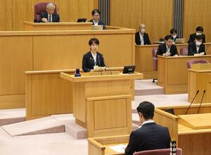 中原八一市長に代わり、市議からの一般質問に答える野島晶子副市長=9月20日、新潟市議会