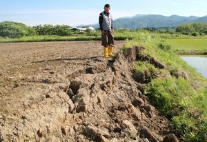 乾燥でもろくなったあぜが崩落した棚田=5月22日、新発田市板山