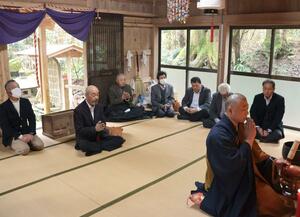 読経に合わせ安全を祈願する観光関係者＝４月３日、新潟市西蒲区稲島