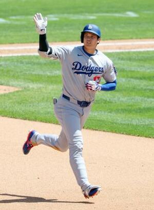 ロッキーズ戦の7回、28号ソロを放ったドジャース・大谷=デンバー(共同)