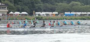 息を合わせてオールをこぐ阿賀野川レガッタの選手=阿賀町津川