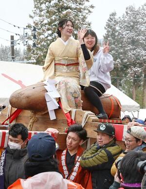 新婚の女性を乗せ、子宝や安産を願った「ほだれ祭」＝８日、長岡市来伝