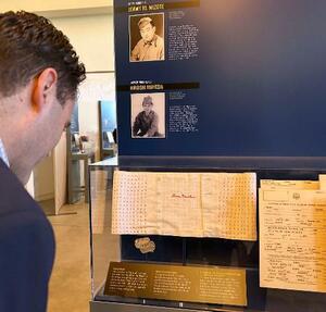 　２０日、米サンフランシスコで内覧会が開かれた日系人兵士の特別展で千人針を見る来場者（共同）