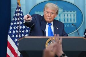 27日、米ホワイトハウスで記者会見するトランプ大統領(AP=共同)