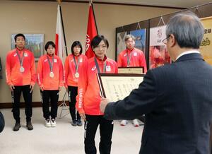 県スポーツ賞を受賞した東京デフリンピックのメダリストたち＝２日、県庁
