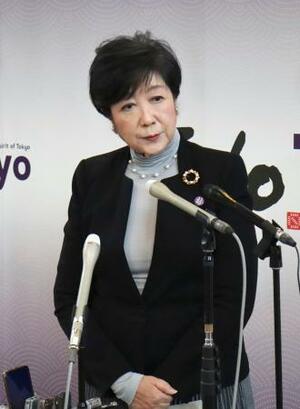記者団の取材に応じる東京都の小池百合子知事=3日午後、都庁