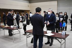 意見を交わし名刺交換をした企業と学校の懇談会=長岡市千秋3