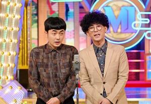 　「Ｍ―１グランプリ２０２５」で優勝した「たくろう」の赤木裕さん（左）ときむらバンドさん＝２１日夜、東京・六本木のテレビ朝日（（Ｃ）Ｍ―１グランプリ事務局）