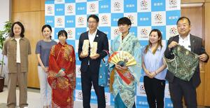 「下駄総踊り」の20周年を記念し、中原八一市長を訪ねたにいがた総おどりの実行委関係者ら=新潟市役所