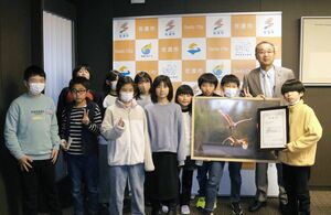 トキの生息環境を守ろうと寄付した八幡小の児童ら=佐渡市千種