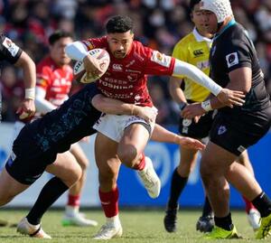 　ＢＬ東京―東京ベイ　前半、攻め込むＢＬ東京・モウンガ（中央）＝秩父宮