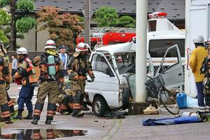 店舗の柱に衝突した軽トラック=22日、長岡市昭和1